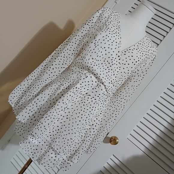 Fashion Collection XL NWOT Shorts Romper lined long-sleeved v-neck white w/black - Picture 8 of 16